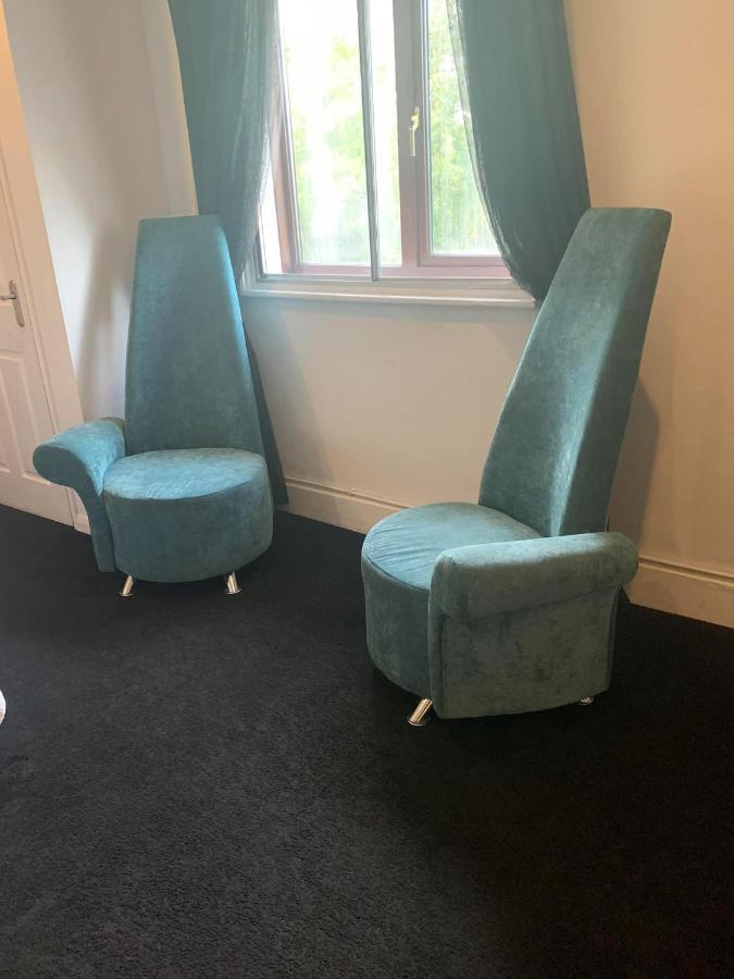 Hotel The Swan @ Stoford Zewnętrze zdjęcie The original chairs at the BBC Television Centre