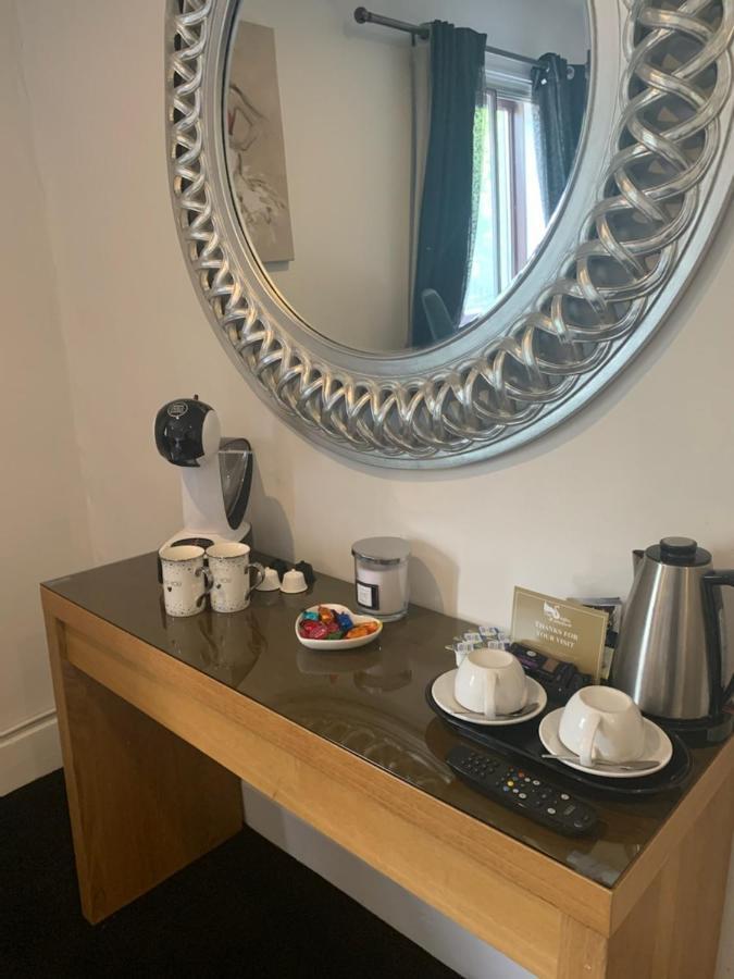 Hotel The Swan @ Stoford Zewnętrze zdjęcie A Nespresso coffee machine in a hotel room