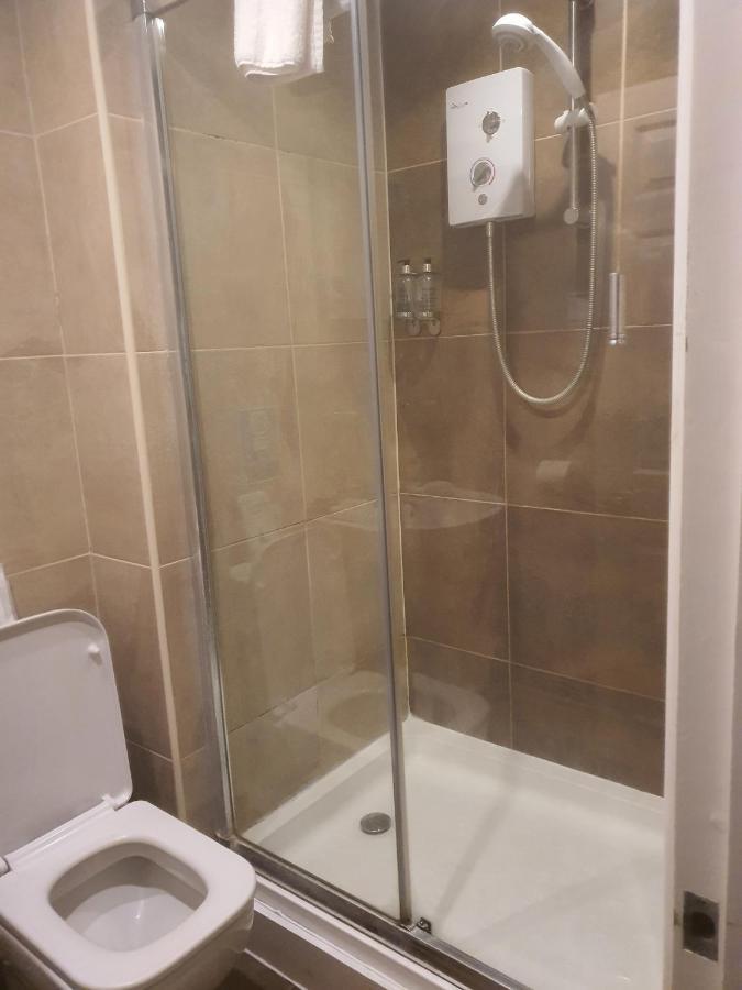 Hotel The Swan @ Stoford Zewnętrze zdjęcie A shower cubicle