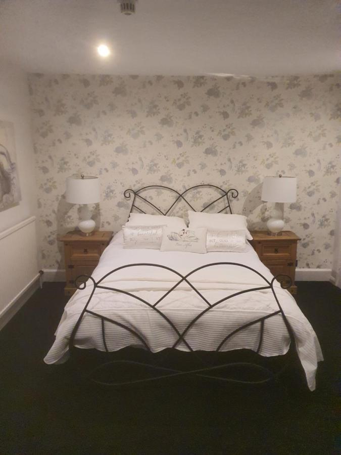 Hotel The Swan @ Stoford Zewnętrze zdjęcie A bedroom at the hotel