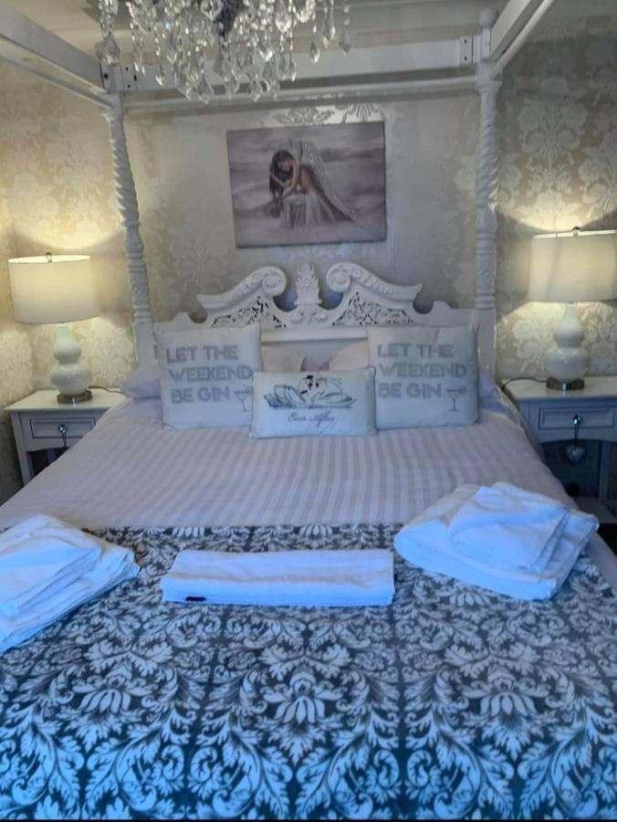 Hotel The Swan @ Stoford Zewnętrze zdjęcie The wedding bed