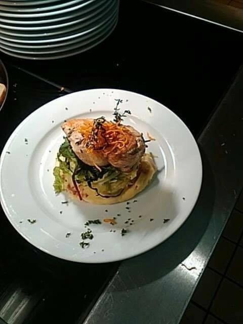Hotel The Swan @ Stoford Zewnętrze zdjęcie A prepared dish of chicken and cabbage