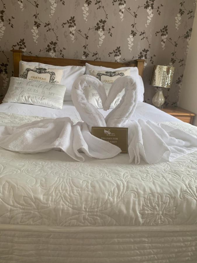 Hotel The Swan @ Stoford Zewnętrze zdjęcie A bed at the hotel