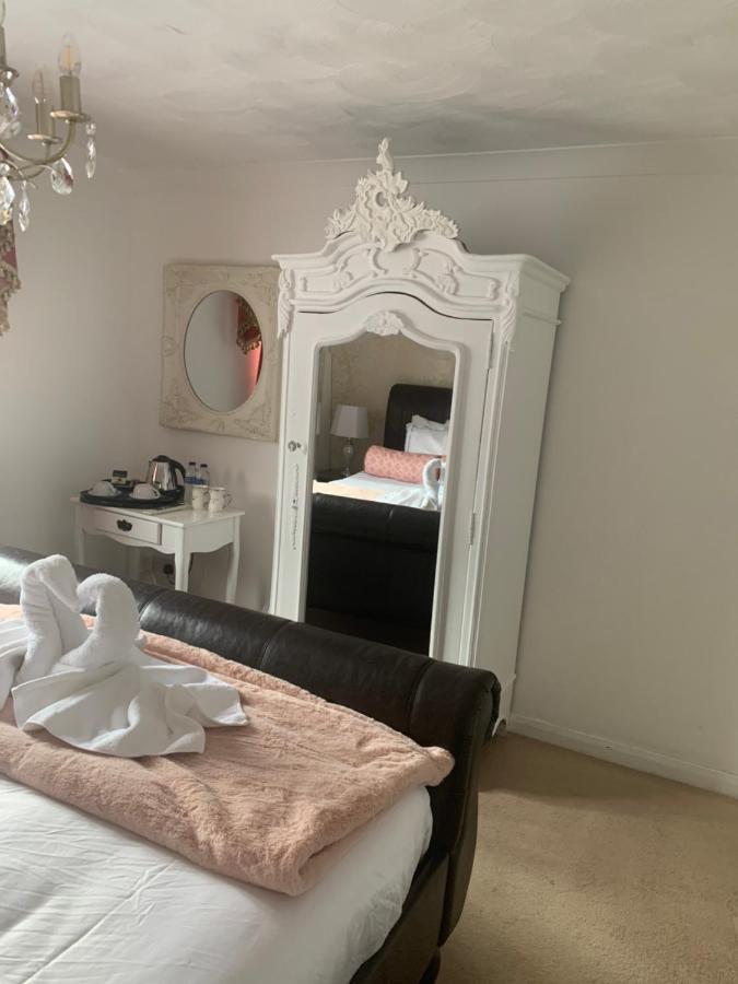 Hotel The Swan @ Stoford Zewnętrze zdjęcie A mirrored armoire