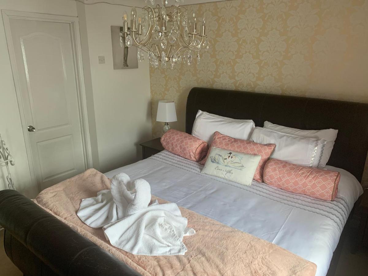 Hotel The Swan @ Stoford Zewnętrze zdjęcie A bedroom at the hotel